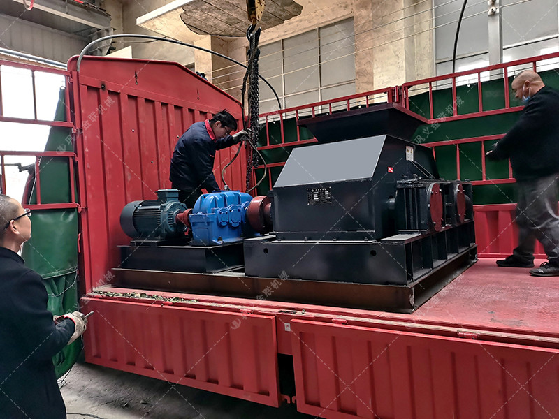 800x600中型直連式對(duì)輥制砂機(jī)發(fā)貨圖片