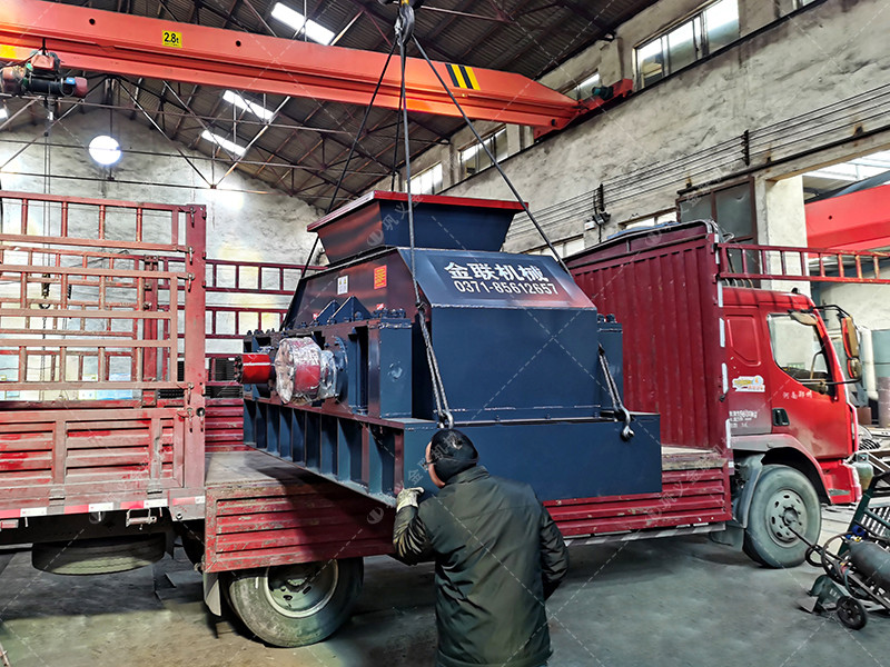 2PG1200*800連軸式對(duì)輥破碎機(jī)發(fā)貨現(xiàn)場(chǎng)圖_發(fā)往四川_鵝卵石制砂