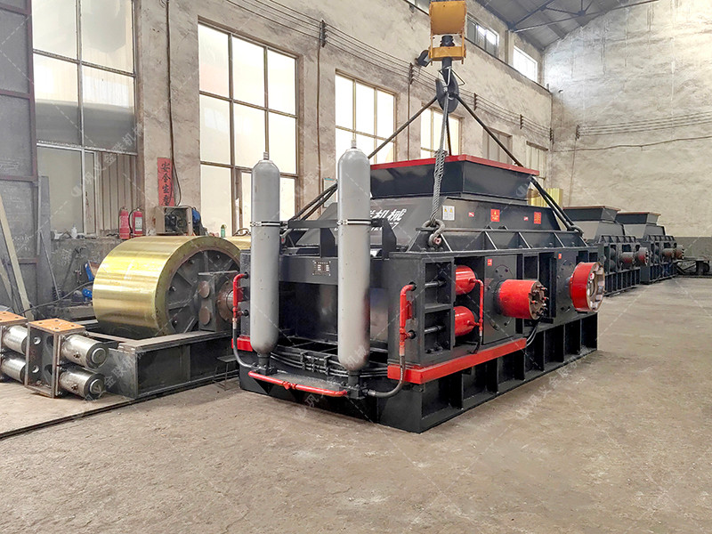 大型2PG1510半自動(dòng)液壓對(duì)輥破碎機(jī)發(fā)往內(nèi)蒙古